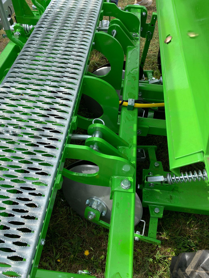 Bomet Kartoffelpflanzmaschine / Potato planter / Planteuse de pomme de terre / Piantapatate / Sadzarka ziemniaków - Burgonyaültető: 5 kép. Bomet Kartoffelpflanzmaschine / Potato planter / Planteuse de pomme de terre / Piantapatate / Sadzarka ziemniaków - Burgonyaültető: 5 kép.