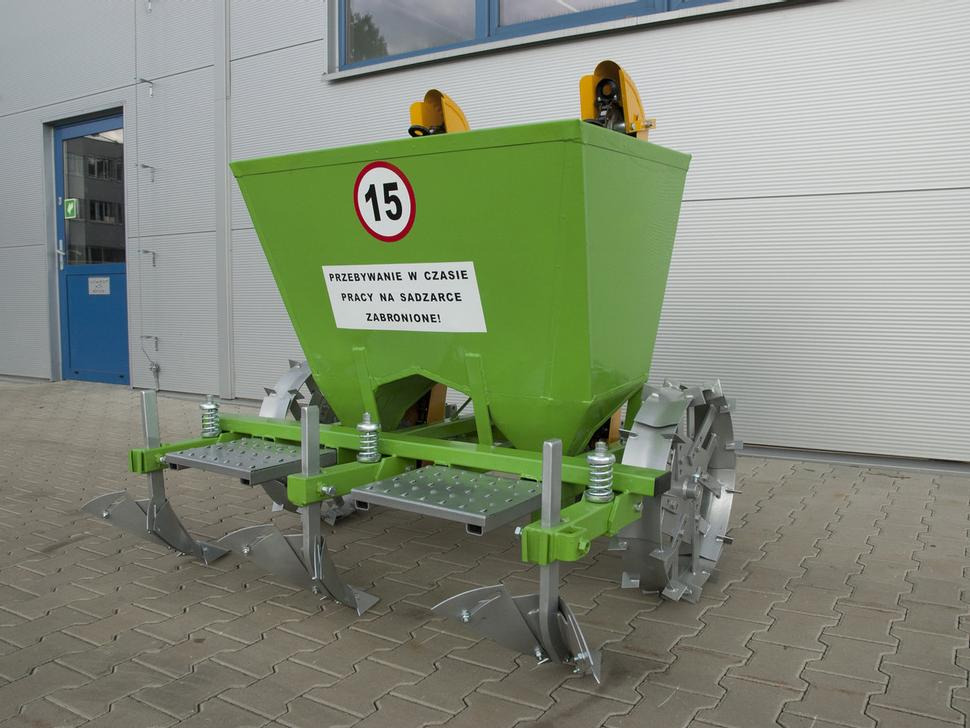 Bomet Kartoffelpflanzmaschine / Potato planter / Planteuse de pomme de terre / Piantapatate / Sadzarka ziemniaków - Burgonyaültető: 2 kép. Bomet Kartoffelpflanzmaschine / Potato planter / Planteuse de pomme de terre / Piantapatate / Sadzarka ziemniaków - Burgonyaültető: 2 kép.