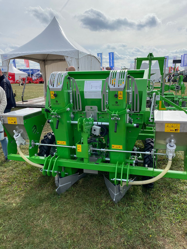 Bomet Kartoffelpflanzmaschine / Potato planter / Planteuse de pomme de terre / Piantapatate / Sadzarka ziemniaków - Burgonyaültető: 1 kép. Bomet Kartoffelpflanzmaschine / Potato planter / Planteuse de pomme de terre / Piantapatate / Sadzarka ziemniaków - Burgonyaültető: 1 kép.
