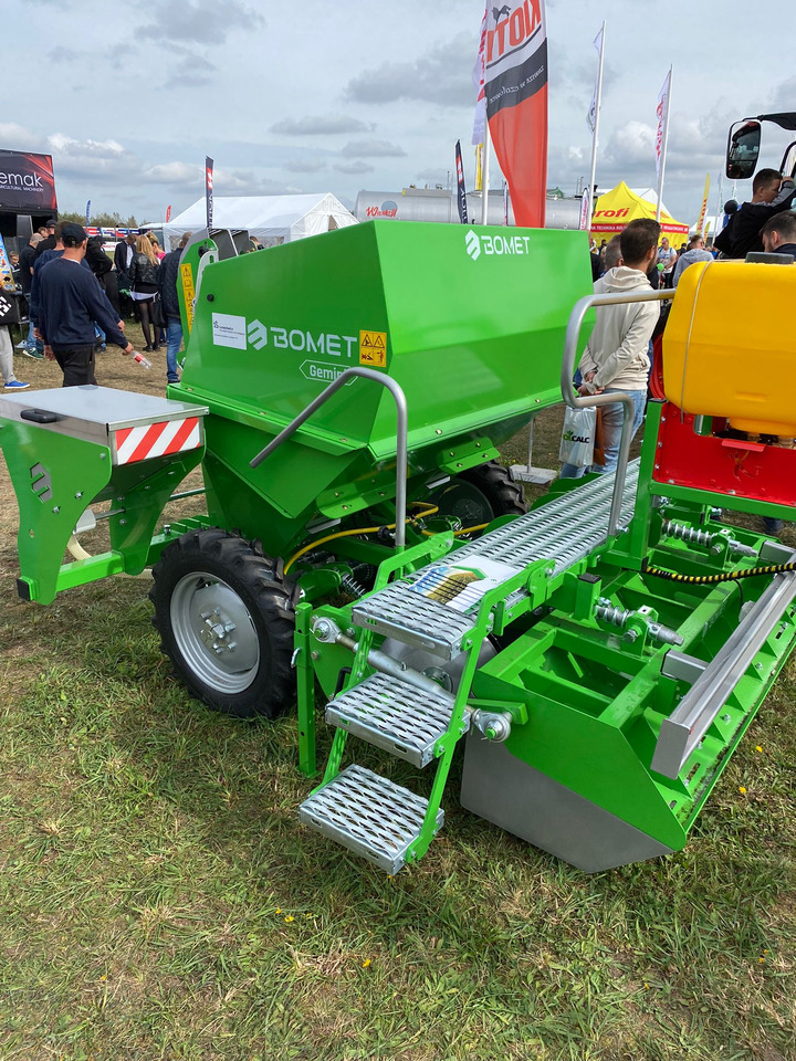 Bomet Kartoffelpflanzmaschine / Potato planter / Planteuse de pomme de terre / Piantapatate / Sadzarka ziemniaków - Burgonyaültető: 4 kép. Bomet Kartoffelpflanzmaschine / Potato planter / Planteuse de pomme de terre / Piantapatate / Sadzarka ziemniaków - Burgonyaültető: 4 kép.