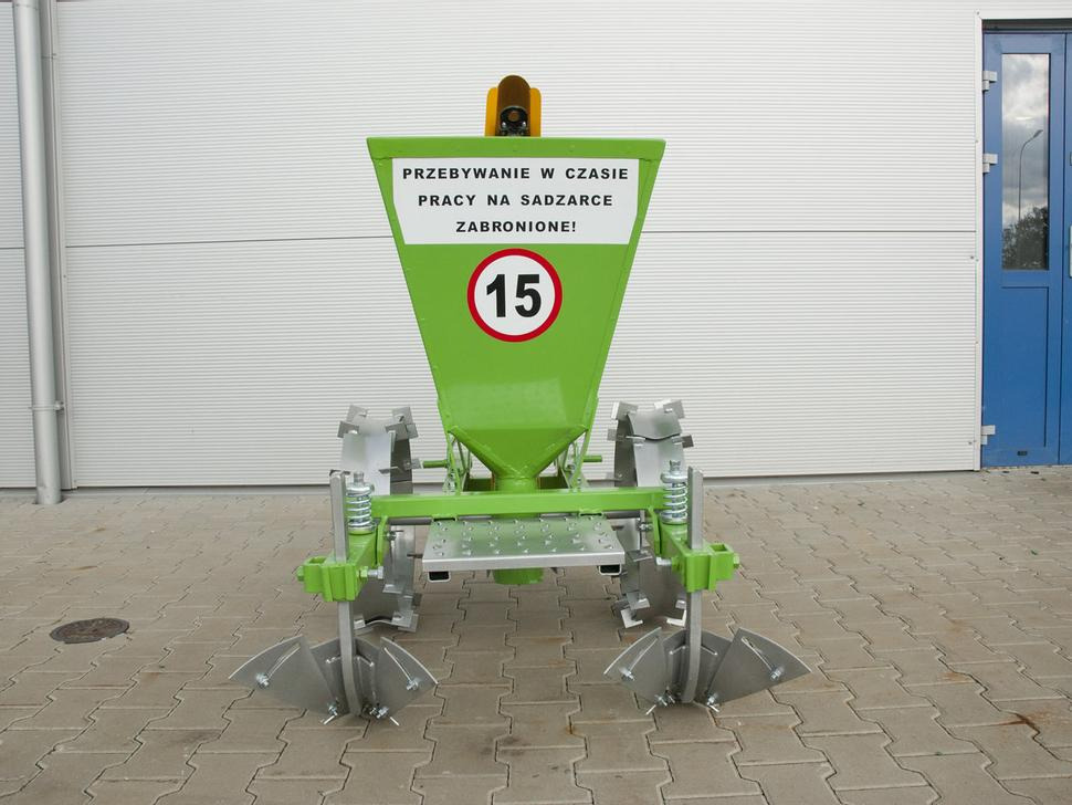 Bomet Kartoffelpflanzmaschine / Potato planter / Planteuse de pomme de terre / Piantapatate / Sadzarka ziemniaków - Burgonyaültető: 2 kép. Bomet Kartoffelpflanzmaschine / Potato planter / Planteuse de pomme de terre / Piantapatate / Sadzarka ziemniaków - Burgonyaültető: 2 kép.