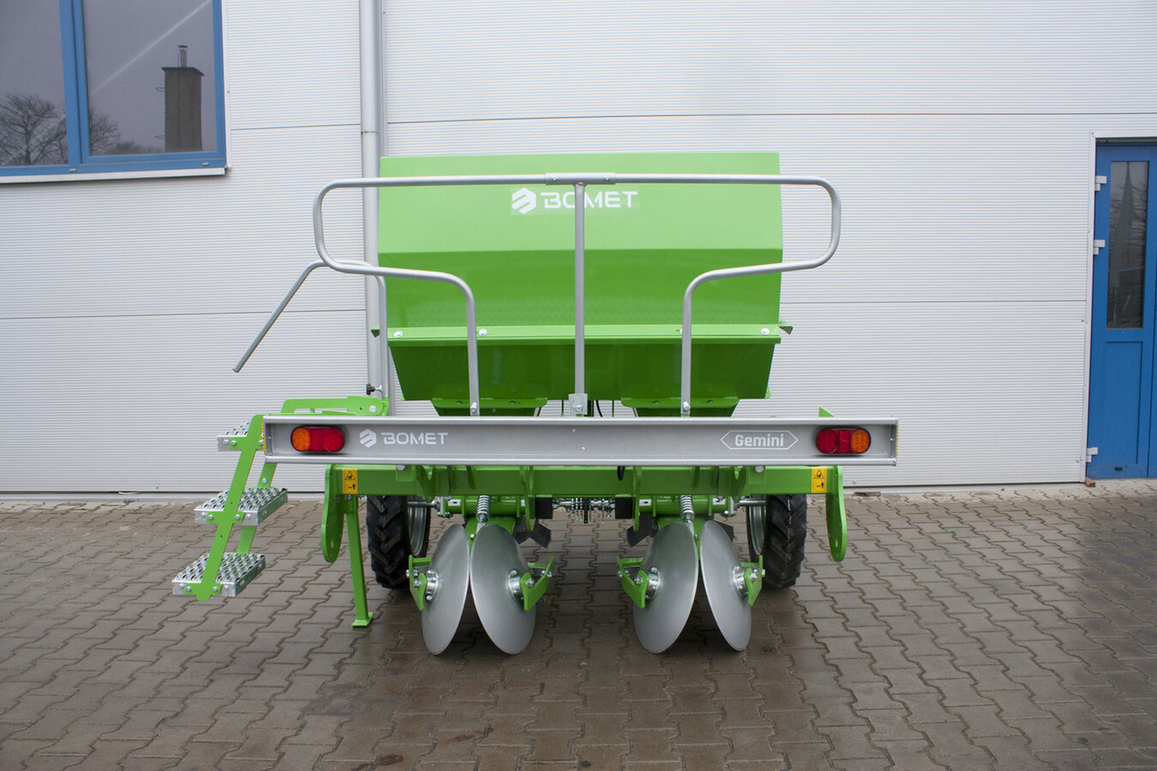 Bomet Kartoffelpflanzmaschine / Potato planter / Planteuse de pomme de terre / Piantapatate / Sadzarka ziemniaków - Burgonyaültető: 5 kép. Bomet Kartoffelpflanzmaschine / Potato planter / Planteuse de pomme de terre / Piantapatate / Sadzarka ziemniaków - Burgonyaültető: 5 kép.