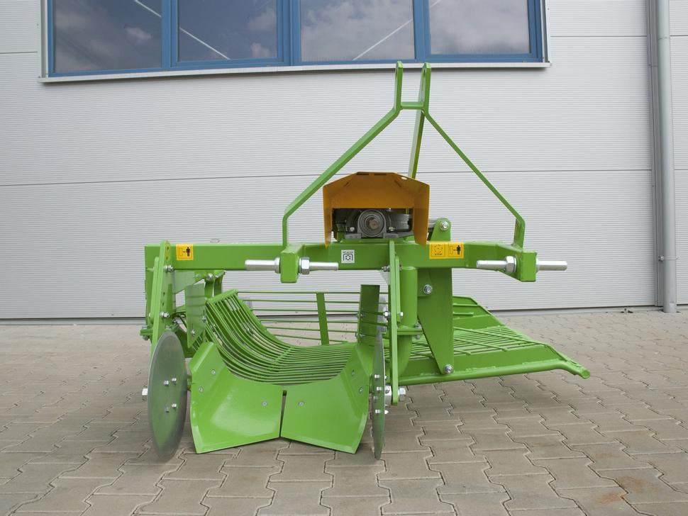 Bomet Siebkettenroder / Potato digger / Arracheuse de pomme de terre / Scavapatate / Однорядная картофельная копалка / Kopaczka do ziemniaków Ursa Z655 - Burgonyakombájn: 1 kép. Bomet Siebkettenroder / Potato digger / Arracheuse de pomme de terre / Scavapatate / Однорядная картофельная копалка / Kopaczka do ziemniaków Ursa Z655 - Burgonyakombájn: 1 kép.