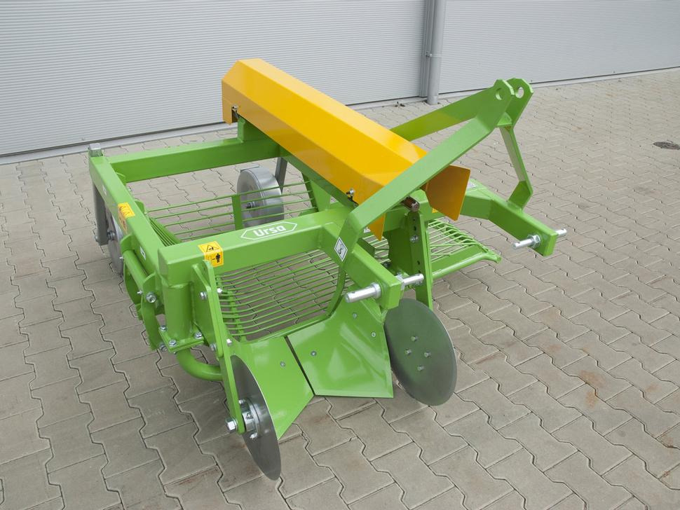 Bomet Siebkettenroder / Potato digger / Arracheuse de pomme de terre / Scavapatate / Однорядная картофельная копалка / Kopaczka do ziemniaków Ursa Z655 - Burgonyakombájn: 4 kép. Bomet Siebkettenroder / Potato digger / Arracheuse de pomme de terre / Scavapatate / Однорядная картофельная копалка / Kopaczka do ziemniaków Ursa Z655 - Burgonyakombájn: 4 kép.