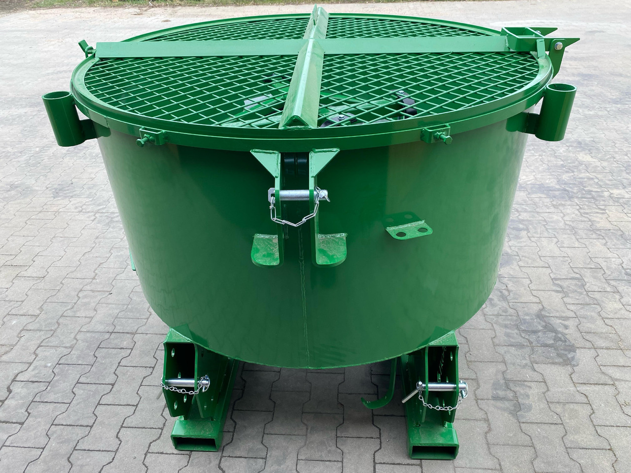 DC Betonmischer / Hydraulic concrete mixer / Malaxeur à béton hydraulique / Betoniera / Бетономешалка с гидравлическим приводом / Betoniarka hydrauliczna 800 l - Betonkeverő: 1 kép. DC Betonmischer / Hydraulic concrete mixer / Malaxeur à béton hydraulique / Betoniera / Бетономешалка с гидравлическим приводом / Betoniarka hydrauliczna 800 l - Betonkeverő: 1 kép.