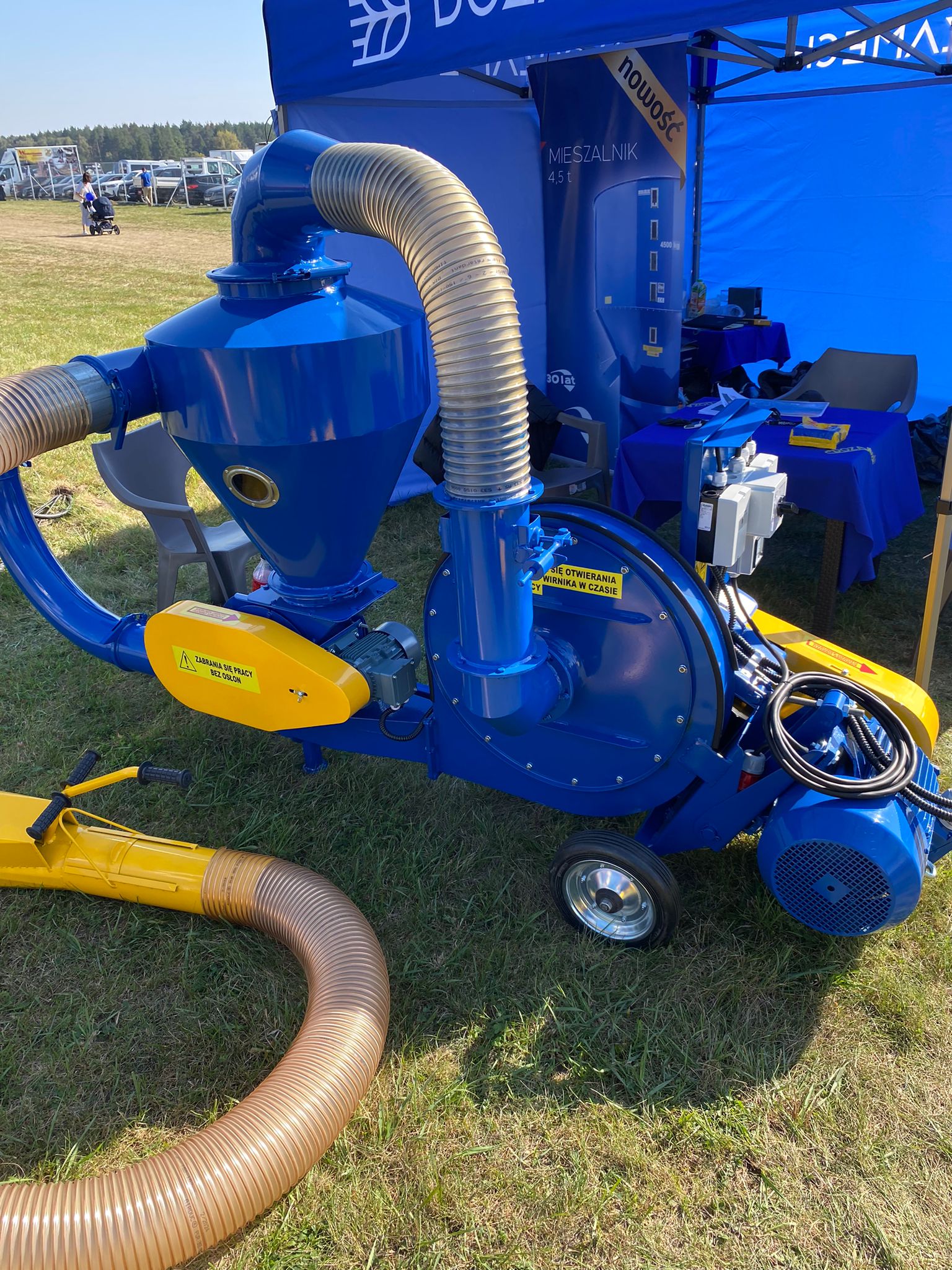 Dozamech Saug-Druckgebläse / Suction and pressure blower / Suceuse à grains / Trasportatore / Пневматический вдуватель / Dmuchawa ssąco-tłocząca T-420 - Szállítószalag: 2 kép. Dozamech Saug-Druckgebläse / Suction and pressure blower / Suceuse à grains / Trasportatore / Пневматический вдуватель / Dmuchawa ssąco-tłocząca T-420 - Szállítószalag: 2 kép.