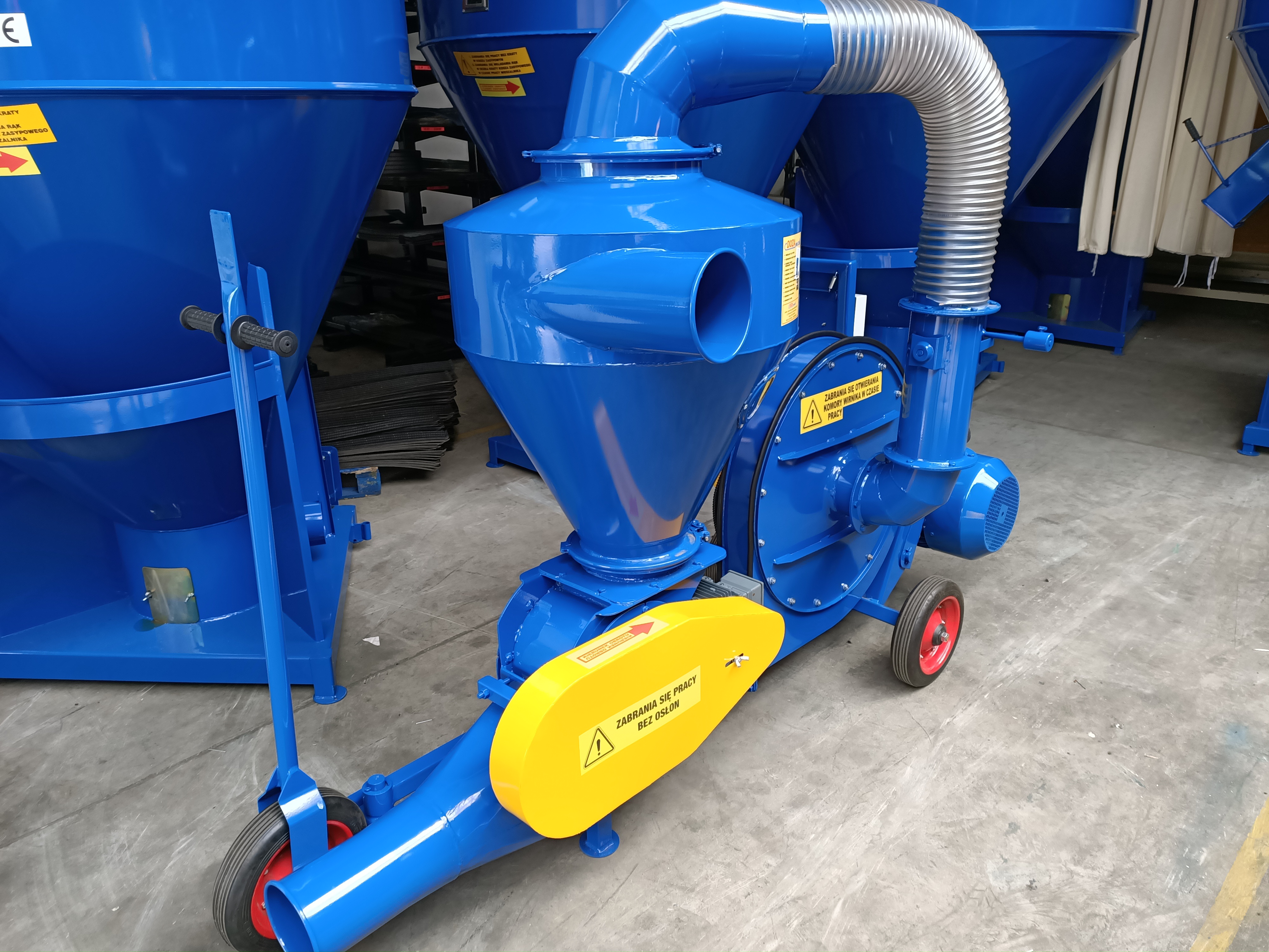 Dozamech Saug-Druckgebläse / Suction and pressure blower / Suceuse à grains / Trasportatore / Пневматический вдуватель / Dmuchawa ssąco-tłocząca T-420 - Szállítószalag: 1 kép. Dozamech Saug-Druckgebläse / Suction and pressure blower / Suceuse à grains / Trasportatore / Пневматический вдуватель / Dmuchawa ssąco-tłocząca T-420 - Szállítószalag: 1 kép.