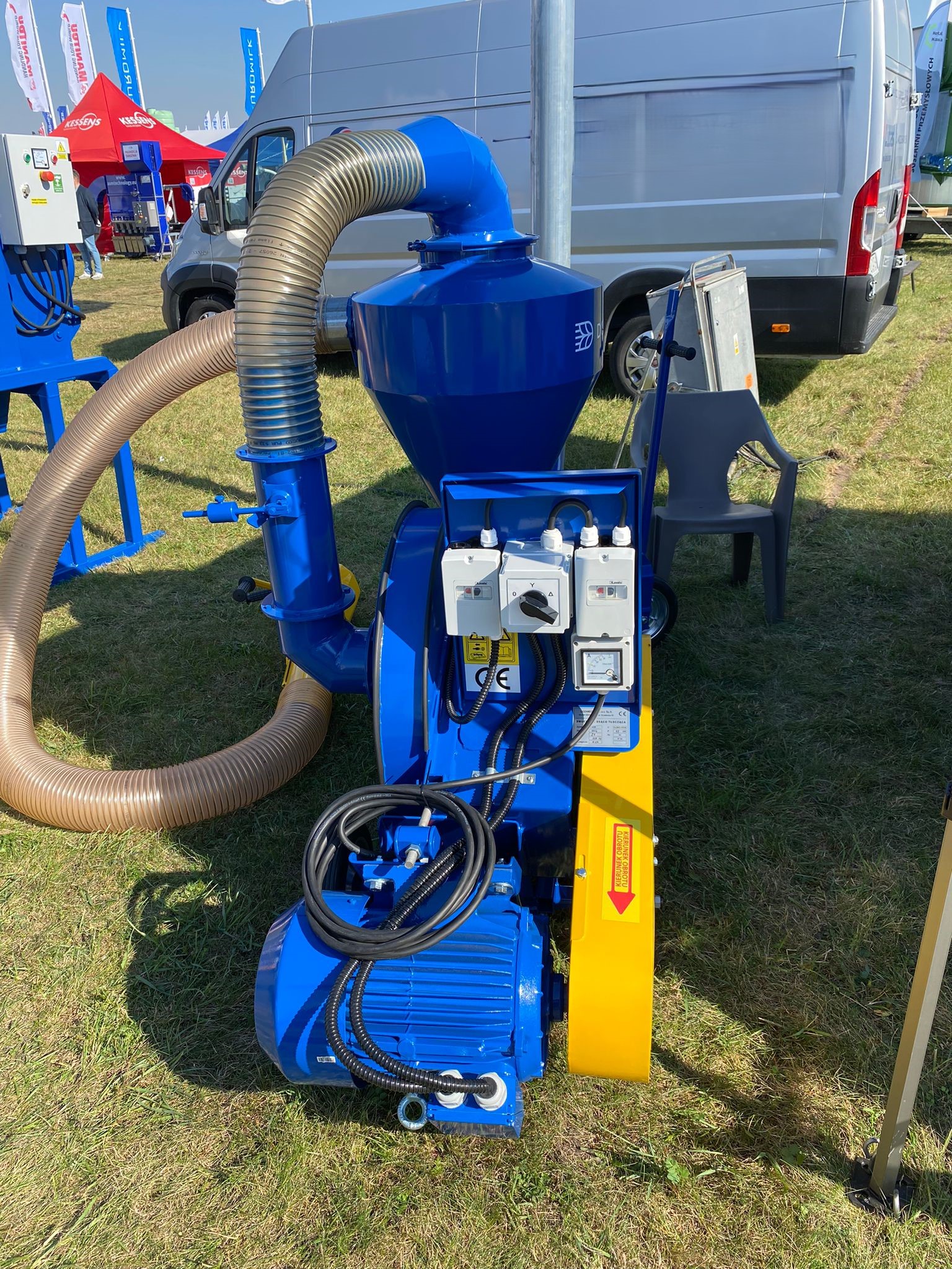 Dozamech Saug-Druckgebläse / Suction and pressure blower / Suceuse à grains / Trasportatore / Пневматический вдуватель / Dmuchawa ssąco-tłocząca T-420 - Szállítószalag: 5 kép. Dozamech Saug-Druckgebläse / Suction and pressure blower / Suceuse à grains / Trasportatore / Пневматический вдуватель / Dmuchawa ssąco-tłocząca T-420 - Szállítószalag: 5 kép.