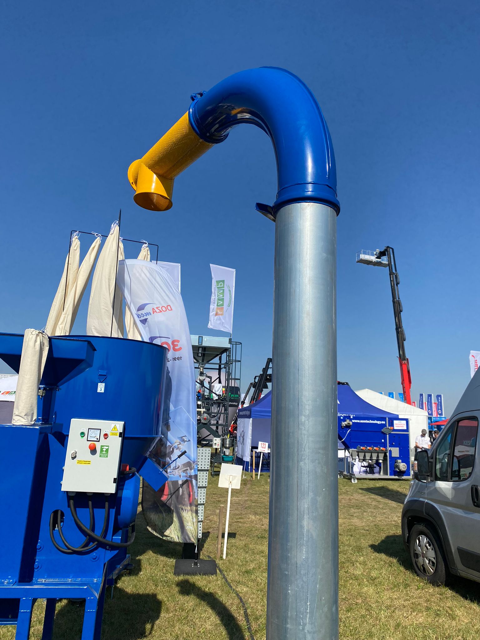 Dozamech Saug-Druckgebläse / Suction and pressure blower / Suceuse à grains / Trasportatore / Пневматический вдуватель / Dmuchawa ssąco-tłocząca T-420 - Szállítószalag: 3 kép. Dozamech Saug-Druckgebläse / Suction and pressure blower / Suceuse à grains / Trasportatore / Пневматический вдуватель / Dmuchawa ssąco-tłocząca T-420 - Szállítószalag: 3 kép.