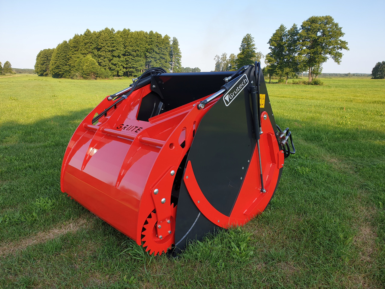 Grutech Futterverteilschaufel / Silage mixer bucket / Godet desileur / Łyżka do zadawania paszy - Silózó berendezések: 1 kép. Grutech Futterverteilschaufel / Silage mixer bucket / Godet desileur / Łyżka do zadawania paszy - Silózó berendezések: 1 kép.