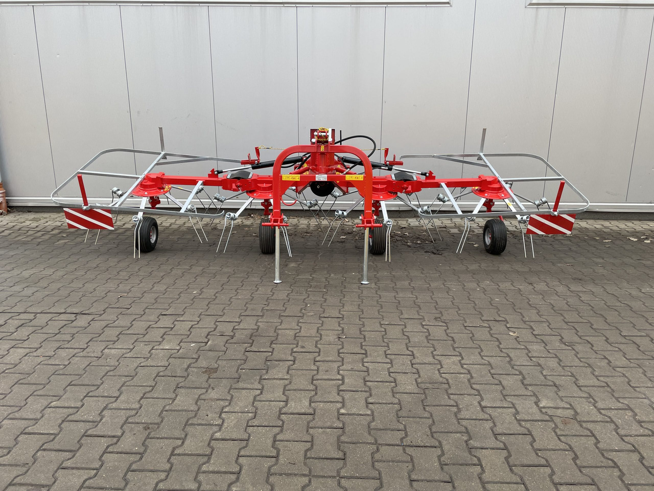 JAR-MET Schwader / Tedder / Faneuse / Przetrząsacz 5,2 m - Szénaforgató: 3 kép. JAR-MET Schwader / Tedder / Faneuse / Przetrząsacz 5,2 m - Szénaforgató: 3 kép.