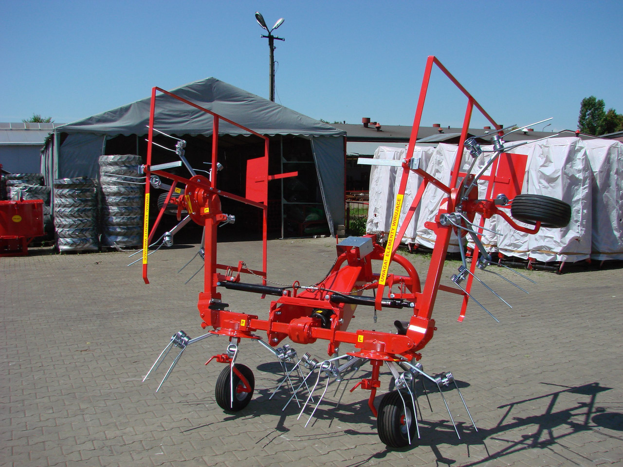 JAR-MET Schwader / Tedder / Faneuse / Przetrząsacz 5,2 m - Szénaforgató: 5 kép. JAR-MET Schwader / Tedder / Faneuse / Przetrząsacz 5,2 m - Szénaforgató: 5 kép.