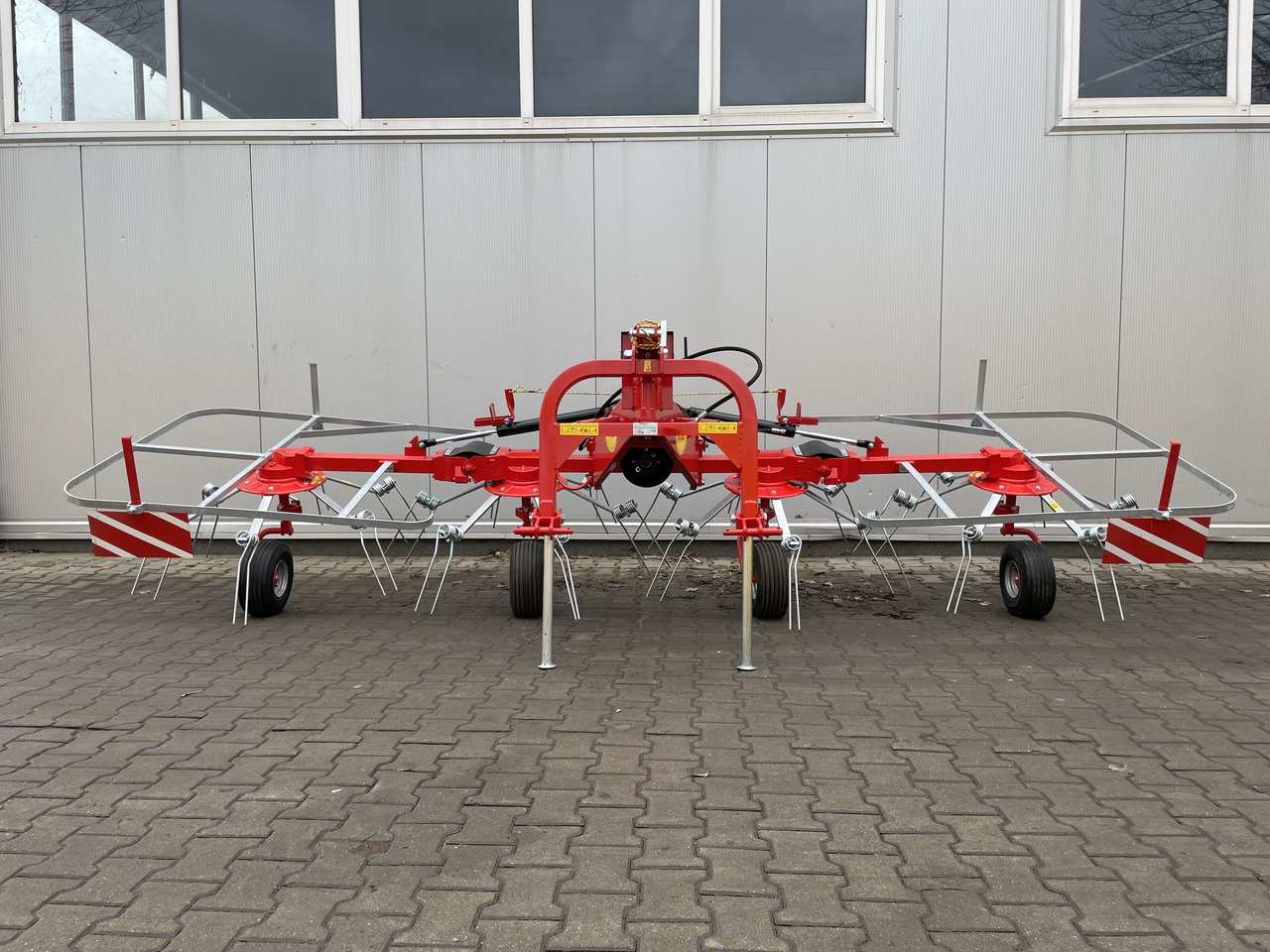 JAR-MET Schwader / Tedder / Faneuse / Przetrząsacz 5,2 m - Szénaforgató: 1 kép. JAR-MET Schwader / Tedder / Faneuse / Przetrząsacz 5,2 m - Szénaforgató: 1 kép.