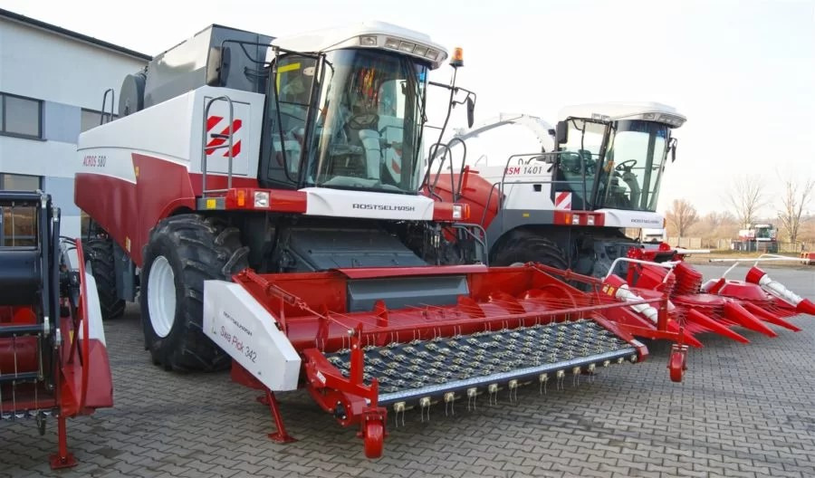 Lupus Schwadaufnehmer / Pickup header / Ramasseurs d'andains / Recogedor de hileras / Raccoglitore di andane / Подборщик валков / Podbieracz pokosów 3,4 m - Betakarítógép tartozék: 3 kép. Lupus Schwadaufnehmer / Pickup header / Ramasseurs d'andains / Recogedor de hileras / Raccoglitore di andane / Подборщик валков / Podbieracz pokosów 3,4 m - Betakarítógép tartozék: 3 kép.