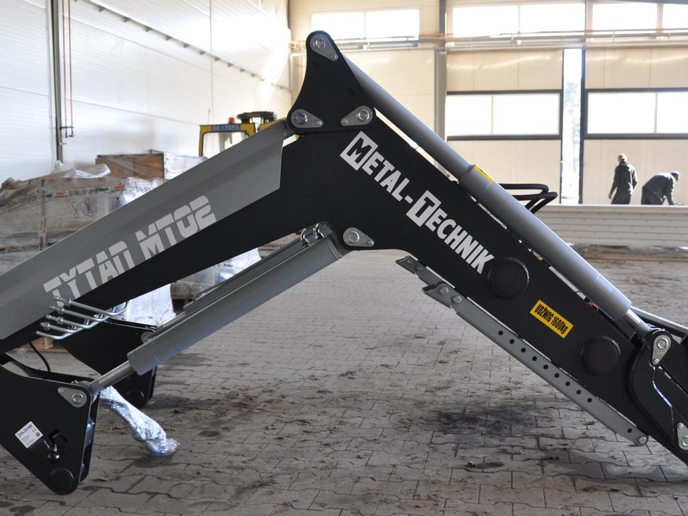 METAL-TECHNIK Frontlader / Front loader / Chargeur frontal / Caricatore frontale / Cargador fronta / Фронтальный погрузчик / Ładowacz czołowy Tytan MT-02 - Homlokrakodó traktorhoz - Adapterek: 5 kép. METAL-TECHNIK Frontlader / Front loader / Chargeur frontal / Caricatore frontale / Cargador fronta / Фронтальный погрузчик / Ładowacz czołowy Tytan MT-02 - Homlokrakodó traktorhoz - Adapterek: 5 kép.