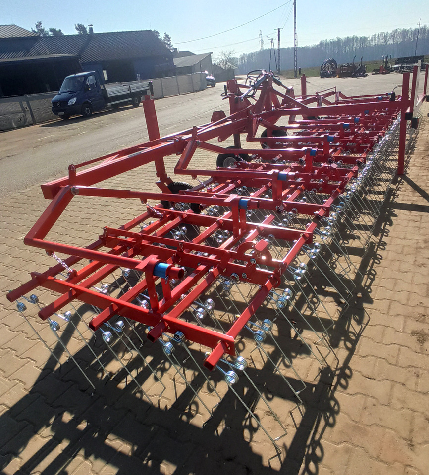 METAL-TECHNIK Hackstriegel / Weeder / Herse étrille / Sarchiatrice / Прополочная машина / Chwastownik 9 m - Rugós borona: 1 kép. METAL-TECHNIK Hackstriegel / Weeder / Herse étrille / Sarchiatrice / Прополочная машина / Chwastownik 9 m - Rugós borona: 1 kép.
