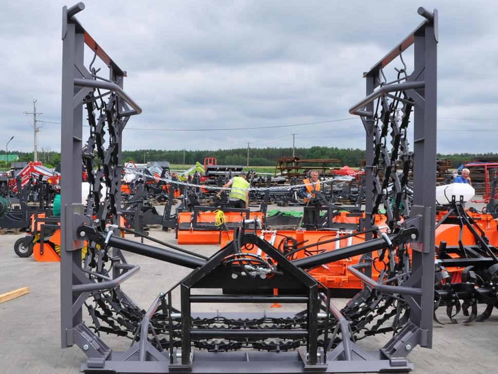 METAL-TECHNIK Wiesenegge / Meadow harrow / Herse de prairie / Strigliatrice / Полевая волокуша / Włóka łąkowa 8 m - Láncos borona: 2 kép. METAL-TECHNIK Wiesenegge / Meadow harrow / Herse de prairie / Strigliatrice / Полевая волокуша / Włóka łąkowa 8 m - Láncos borona: 2 kép.