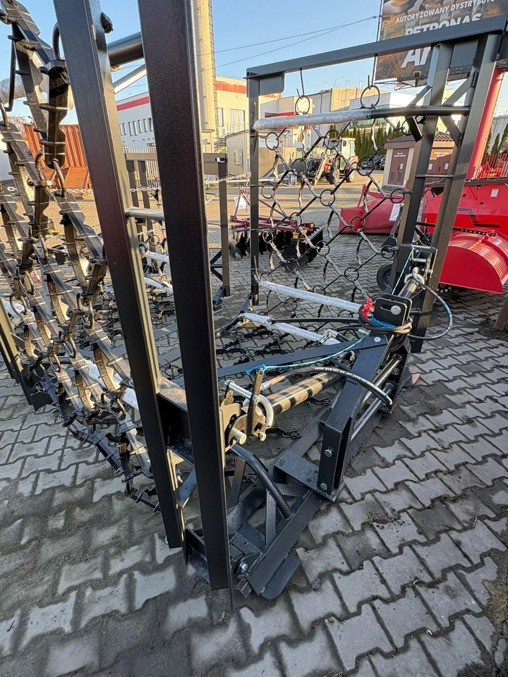 Metal-Technik Wiesenegge / Meadow harrow / Herse de prairie / Strigliatrice / Lanza de prado / Полевая волокуша / Włóka łąkowa 6 m - Láncos borona: 4 kép. Metal-Technik Wiesenegge / Meadow harrow / Herse de prairie / Strigliatrice / Lanza de prado / Полевая волокуша / Włóka łąkowa 6 m - Láncos borona: 4 kép.