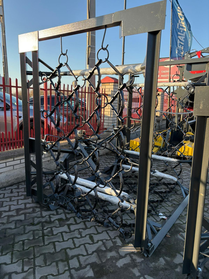 Metal-Technik Wiesenegge / Meadow harrow / Herse de prairie / Strigliatrice / Lanza de prado / Полевая волокуша / Włóka łąkowa 6 m - Láncos borona: 1 kép. Metal-Technik Wiesenegge / Meadow harrow / Herse de prairie / Strigliatrice / Lanza de prado / Полевая волокуша / Włóka łąkowa 6 m - Láncos borona: 1 kép.