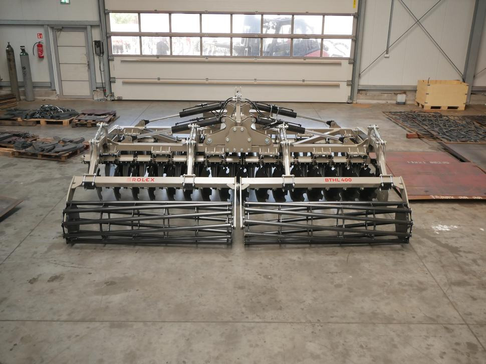 ROLEX Hydraulische Scheibenegge / Hydraulic discs harrow / Dechaumeur à disques / Erpice a dischi / Гидравлическая дисковая борона / Brona talerzowa hydraulicznie składana lekka 4 m - Tárcsás borona: 4 kép. ROLEX Hydraulische Scheibenegge / Hydraulic discs harrow / Dechaumeur à disques / Erpice a dischi / Гидравлическая дисковая борона / Brona talerzowa hydraulicznie składana lekka 4 m - Tárcsás borona: 4 kép.