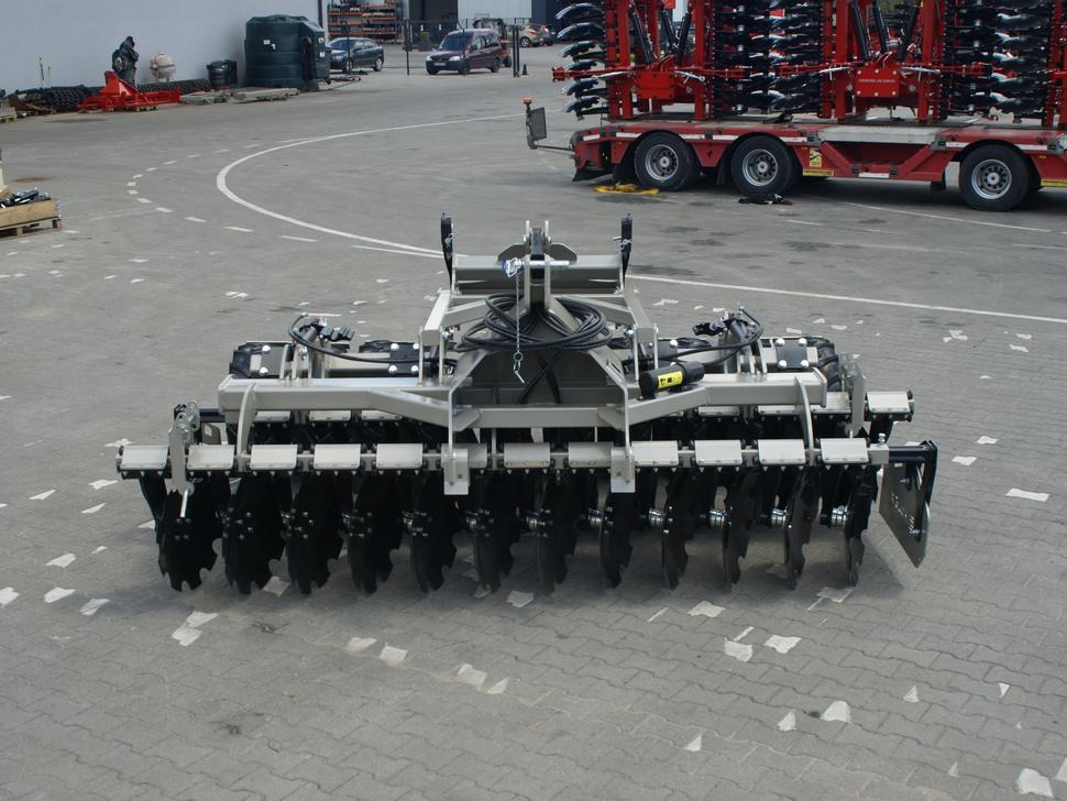 ROLEX Scheibenegge / Disc harrow with hydropack and tire roller / Dechaumeur à disques / Erpice a dischi / Дисковая борона с гидропаком и колёсным катком / Agregat talerzowy uprawowy z hydropackiem i - Tárcsás borona: 4 kép. ROLEX Scheibenegge / Disc harrow with hydropack and tire roller / Dechaumeur à disques / Erpice a dischi / Дисковая борона с гидропаком и колёсным катком / Agregat talerzowy uprawowy z hydropackiem i - Tárcsás borona: 4 kép.