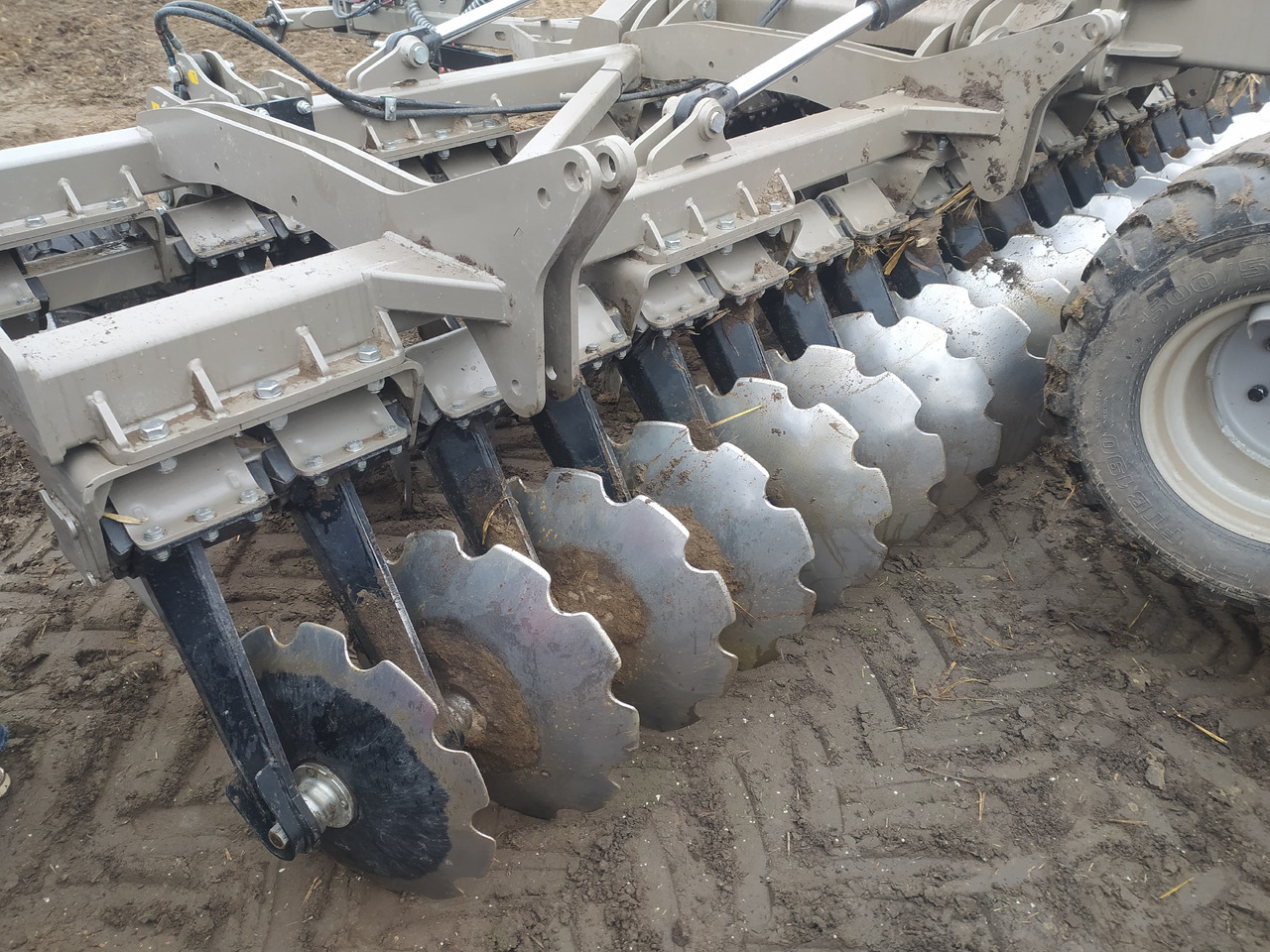 ROLEX Scheibenegge / Hydraulic discs harrow / Dechaumeur à disques / Erpice a dischi / Grada de discos / Дисковая борона / Brona talerzowa 5 m - Tárcsás borona: 4 kép. ROLEX Scheibenegge / Hydraulic discs harrow / Dechaumeur à disques / Erpice a dischi / Grada de discos / Дисковая борона / Brona talerzowa 5 m - Tárcsás borona: 4 kép.