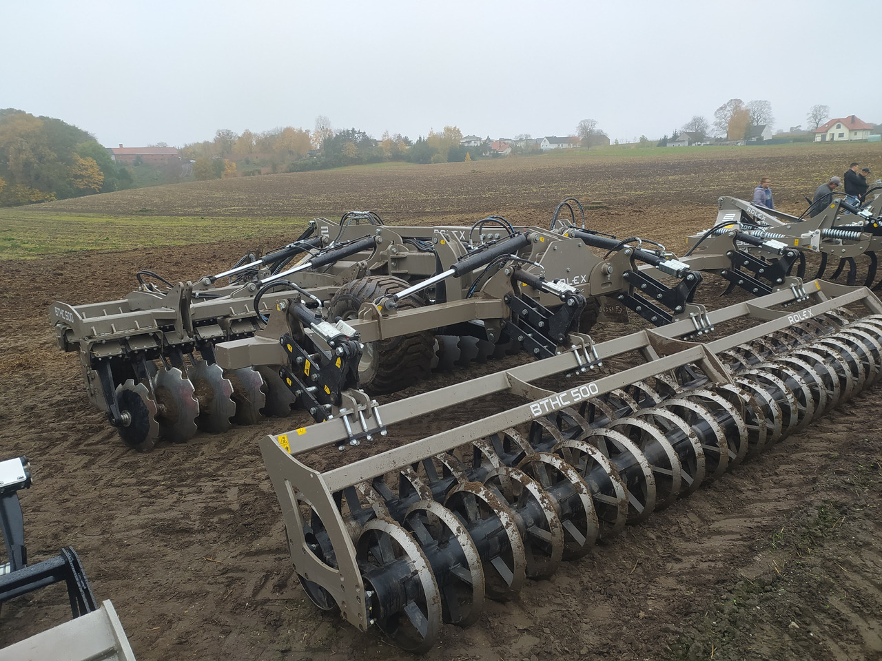 ROLEX Scheibenegge / Hydraulic discs harrow / Dechaumeur à disques / Erpice a dischi / Grada de discos / Дисковая борона / Brona talerzowa 5 m - Tárcsás borona: 1 kép. ROLEX Scheibenegge / Hydraulic discs harrow / Dechaumeur à disques / Erpice a dischi / Grada de discos / Дисковая борона / Brona talerzowa 5 m - Tárcsás borona: 1 kép.