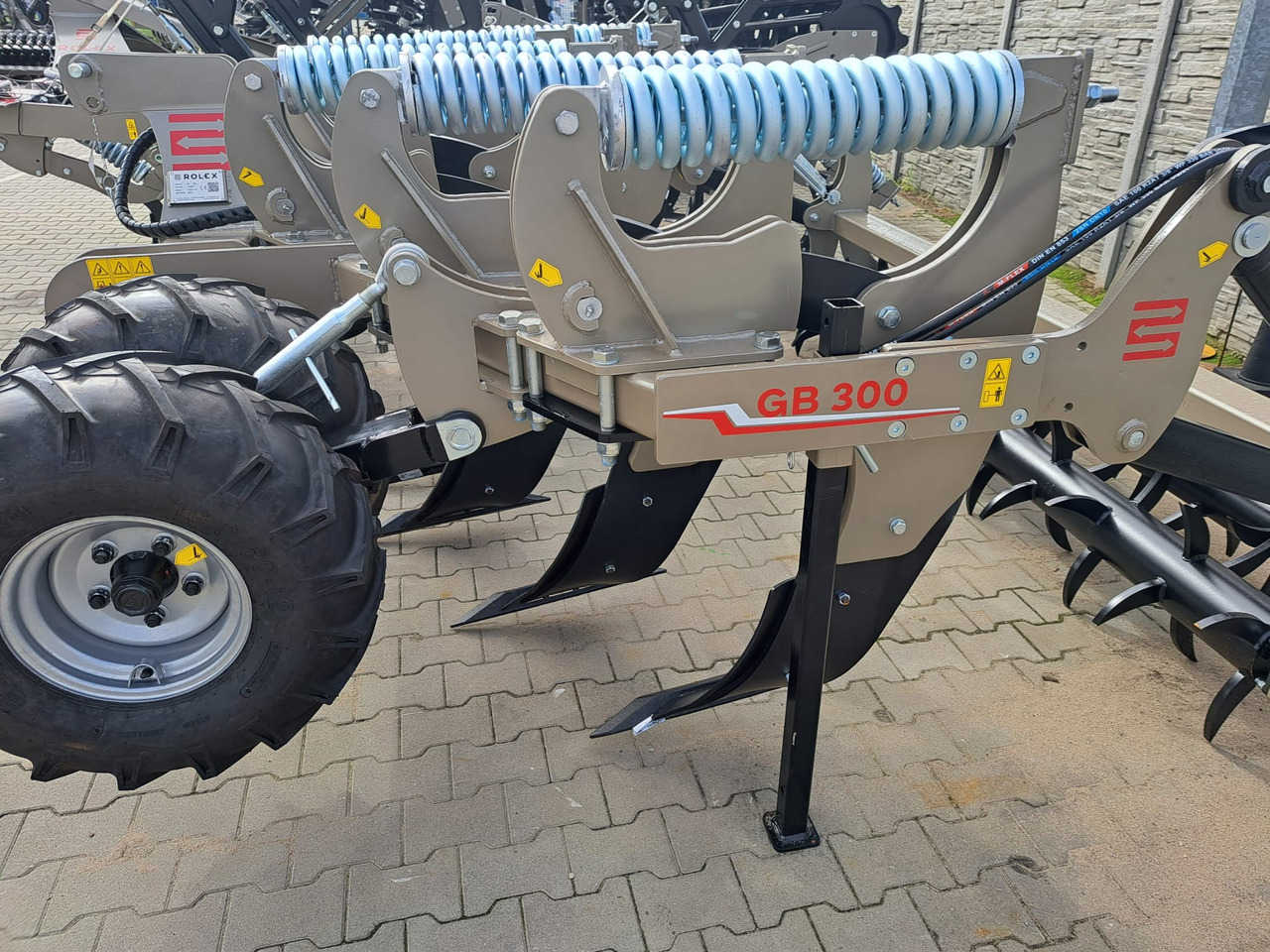 ROLEX Tiefenlockerer / Subsoiler / Décompacteur / Subsolador / Dissodatori / Глубокорыхлитель тип V / Głębosz typ V 3 m - Talajlazító: 5 kép. ROLEX Tiefenlockerer / Subsoiler / Décompacteur / Subsolador / Dissodatori / Глубокорыхлитель тип V / Głębosz typ V 3 m - Talajlazító: 5 kép.