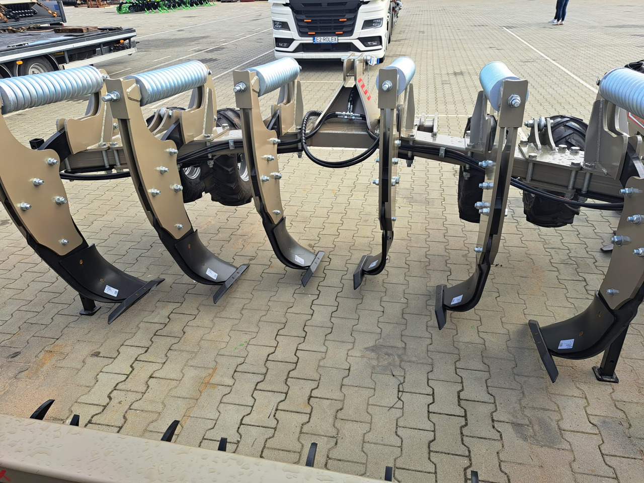 ROLEX Tiefenlockerer / Subsoiler / Décompacteur / Subsolador / Dissodatori / Глубокорыхлитель тип V / Głębosz typ V 3 m - Talajlazító: 3 kép. ROLEX Tiefenlockerer / Subsoiler / Décompacteur / Subsolador / Dissodatori / Глубокорыхлитель тип V / Głębosz typ V 3 m - Talajlazító: 3 kép.