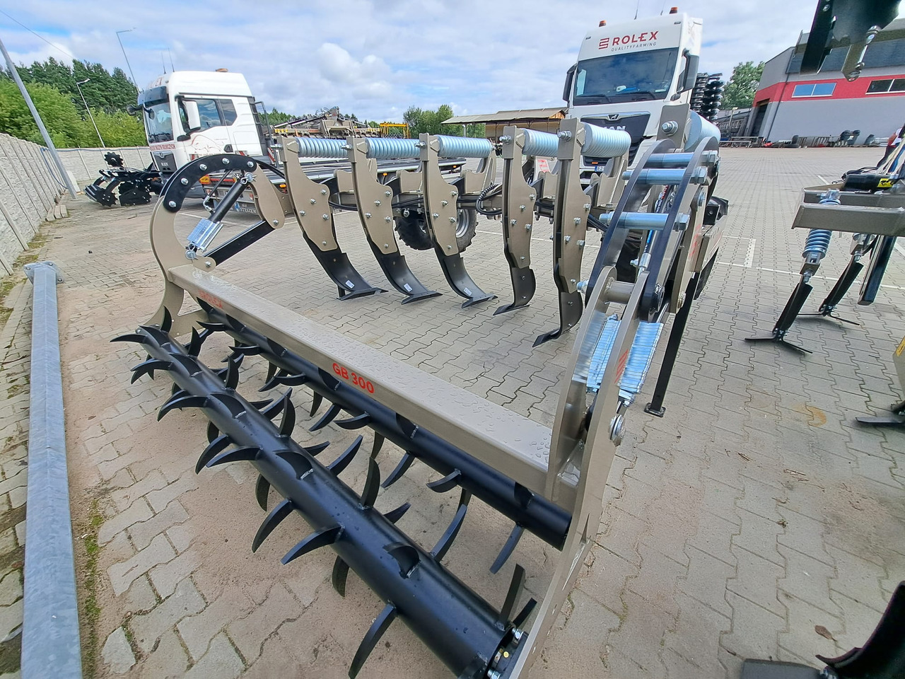 ROLEX Tiefenlockerer / Subsoiler / Décompacteur / Subsolador / Dissodatori / Глубокорыхлитель тип V / Głębosz typ V 3 m - Talajlazító: 2 kép. ROLEX Tiefenlockerer / Subsoiler / Décompacteur / Subsolador / Dissodatori / Глубокорыхлитель тип V / Głębosz typ V 3 m - Talajlazító: 2 kép.