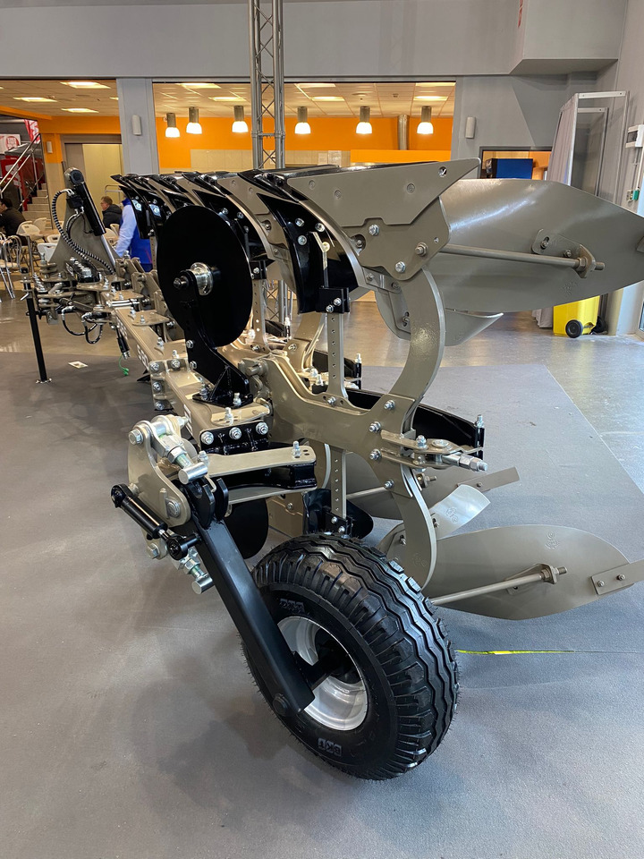 ROLEX Volldrehpflug / Rotary plough / Charrue réversible / Aratro reversibile / Оборотный плуг / Pług obrotowy 3+1 - Eke: 5 kép. ROLEX Volldrehpflug / Rotary plough / Charrue réversible / Aratro reversibile / Оборотный плуг / Pług obrotowy 3+1 - Eke: 5 kép.