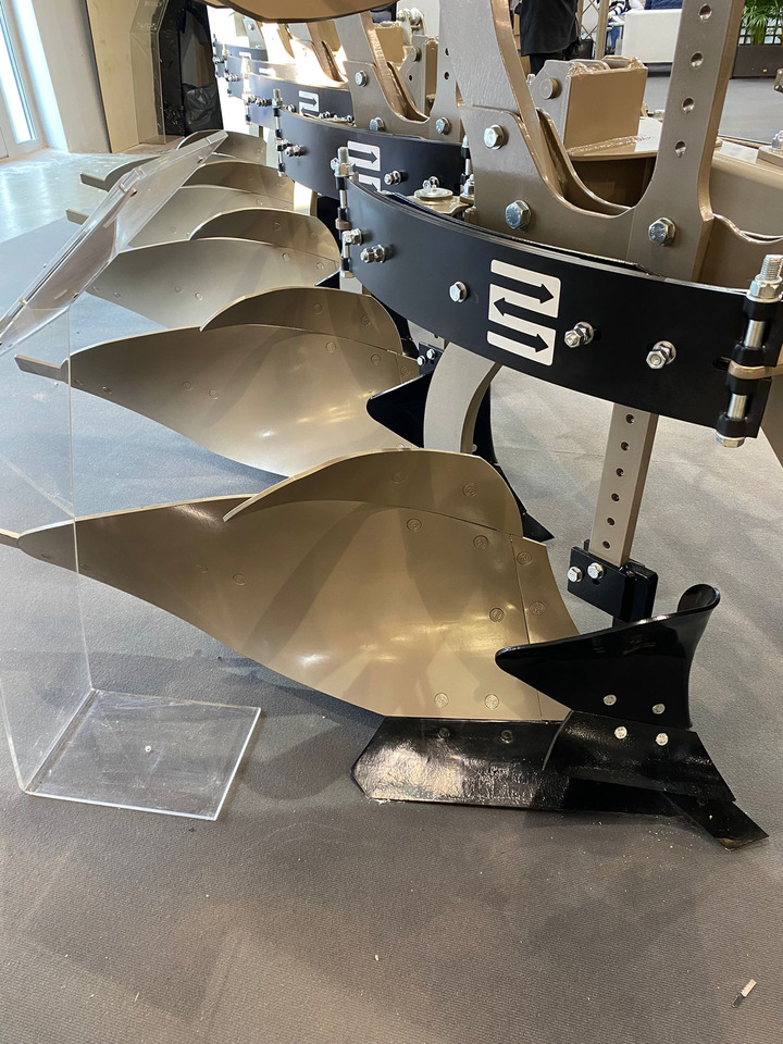 ROLEX Volldrehpflug / Rotary plough / Charrue réversible / Aratro reversibile / Оборотный плуг / Pług obrotowy 3+1 - Eke: 3 kép. ROLEX Volldrehpflug / Rotary plough / Charrue réversible / Aratro reversibile / Оборотный плуг / Pług obrotowy 3+1 - Eke: 3 kép.