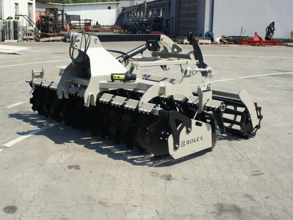 Rolex Scheibenegge / Disc harrow with hydropack / Déchaumeur à disques avec support semoir / Erpice a dischi / Cultivador de discos con hydropack / Дисковая борона с гидропаком 3 m - Tárcsás borona: 1 kép. Rolex Scheibenegge / Disc harrow with hydropack / Déchaumeur à disques avec support semoir / Erpice a dischi / Cultivador de discos con hydropack / Дисковая борона с гидропаком 3 m - Tárcsás borona: 1 kép.