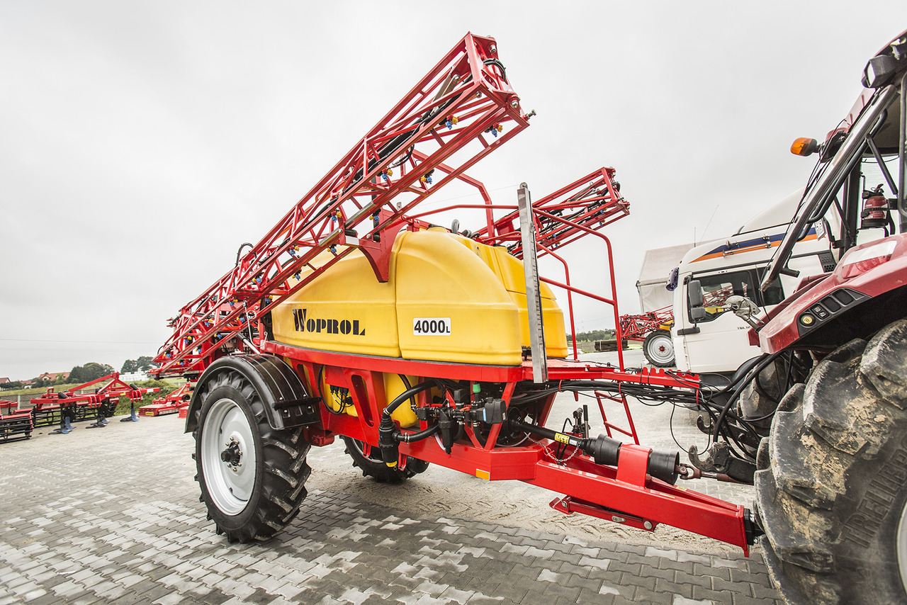 WOPROL Feldspritze / Sprayer / Pulvérisateur / Opryskiwacz 4000 L - Vontatott permetezők: 2 kép. WOPROL Feldspritze / Sprayer / Pulvérisateur / Opryskiwacz 4000 L - Vontatott permetezők: 2 kép.