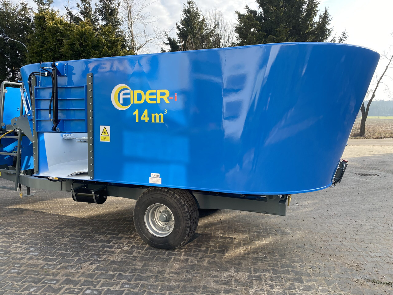ZAMET Futtermischwagen / Feed mixer / Melangeuse / Carro miscelatore / Vagoneta 2 sinfines / Кормораздатчик 2 шнека / Wóz paszowy 14 m3 - Etetőkocsi: 3 kép. ZAMET Futtermischwagen / Feed mixer / Melangeuse / Carro miscelatore / Vagoneta 2 sinfines / Кормораздатчик 2 шнека / Wóz paszowy 14 m3 - Etetőkocsi: 3 kép.