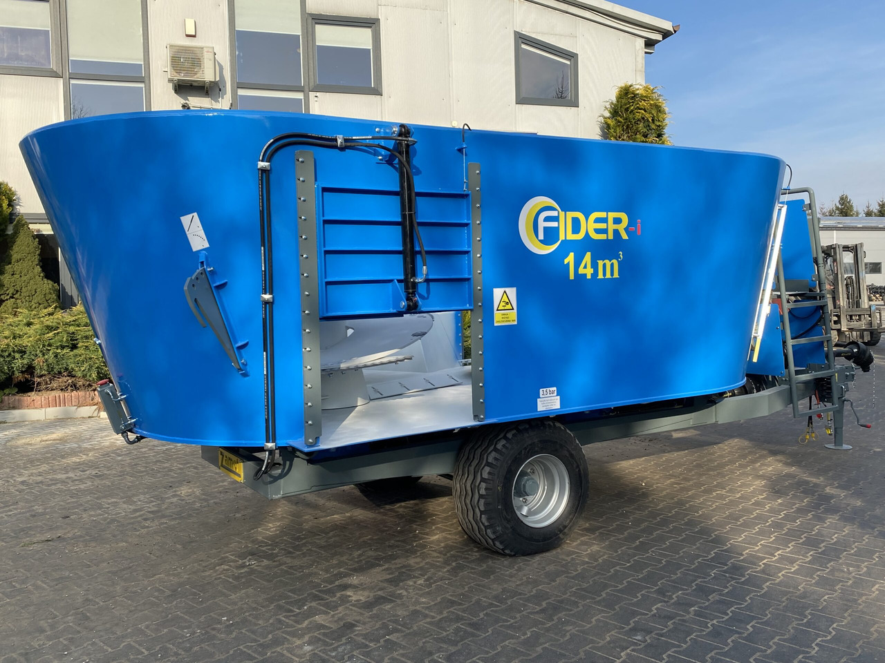 ZAMET Futtermischwagen / Feed mixer / Melangeuse / Carro miscelatore / Vagoneta 2 sinfines / Кормораздатчик 2 шнека / Wóz paszowy 14 m3 - Etetőkocsi: 4 kép. ZAMET Futtermischwagen / Feed mixer / Melangeuse / Carro miscelatore / Vagoneta 2 sinfines / Кормораздатчик 2 шнека / Wóz paszowy 14 m3 - Etetőkocsi: 4 kép.