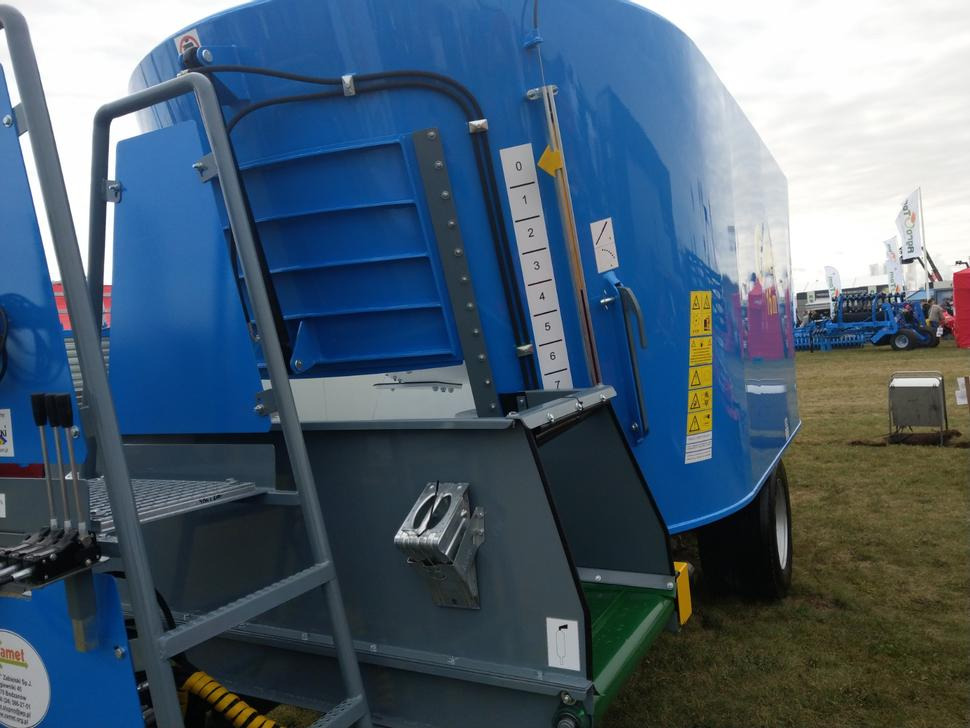 Új Etetőkocsi ZAMET Futtermischwagen / Feed mixer / Melangeuse / Carro miscelatore / Vagoneta de alimentación /Кормораздатчик / Wóz paszowy 16 m3: 14 kép. Új Etetőkocsi ZAMET Futtermischwagen / Feed mixer / Melangeuse / Carro miscelatore / Vagoneta de alimentación /Кормораздатчик / Wóz paszowy 16 m3: 14 kép.