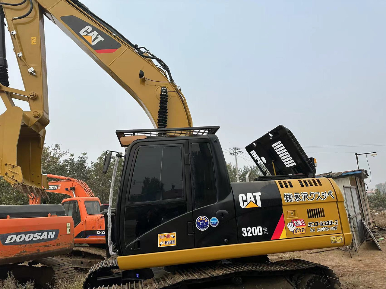 CATERPILLAR 320D2 - Lánctalpas kotró: 5 kép. CATERPILLAR 320D2 - Lánctalpas kotró: 5 kép.