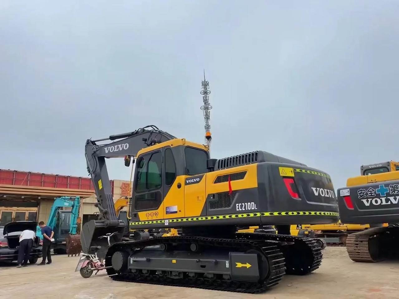 VOLVO EC210DL - Lánctalpas kotró: 2 kép. VOLVO EC210DL - Lánctalpas kotró: 2 kép.