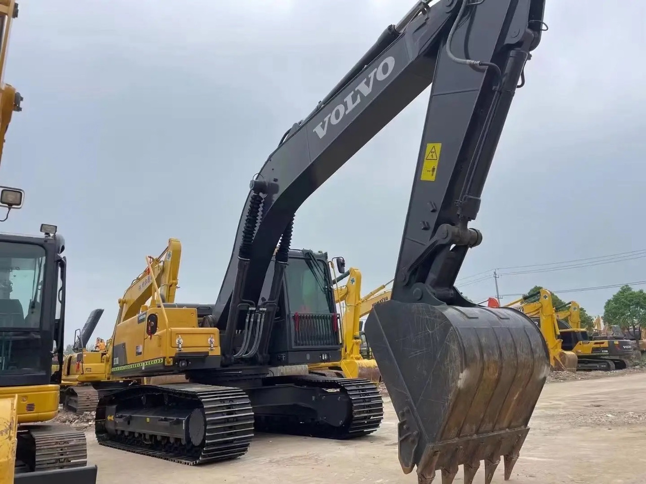 VOLVO EC210DL - Lánctalpas kotró: 1 kép. VOLVO EC210DL - Lánctalpas kotró: 1 kép.