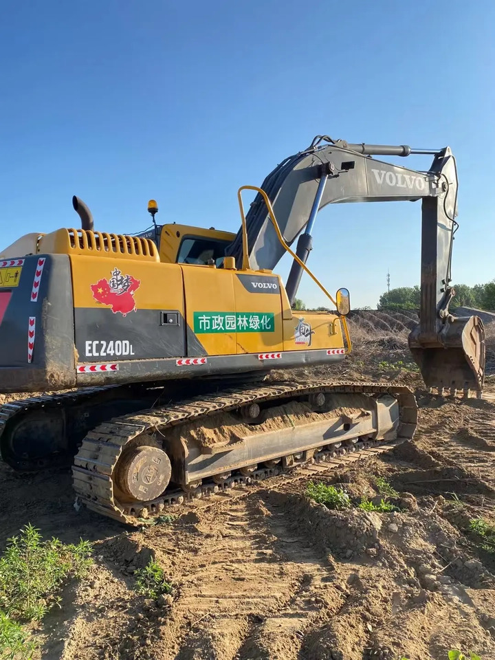 VOLVO EC240DL - Lánctalpas kotró: 4 kép. VOLVO EC240DL - Lánctalpas kotró: 4 kép.