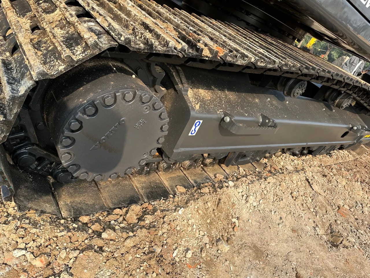 VOLVO EC290 - Lánctalpas kotró: 4 kép. VOLVO EC290 - Lánctalpas kotró: 4 kép.