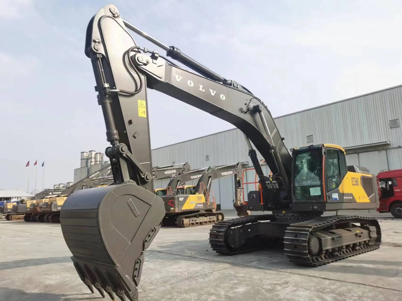 VOLVO EC360 - Lánctalpas kotró: 1 kép. VOLVO EC360 - Lánctalpas kotró: 1 kép.