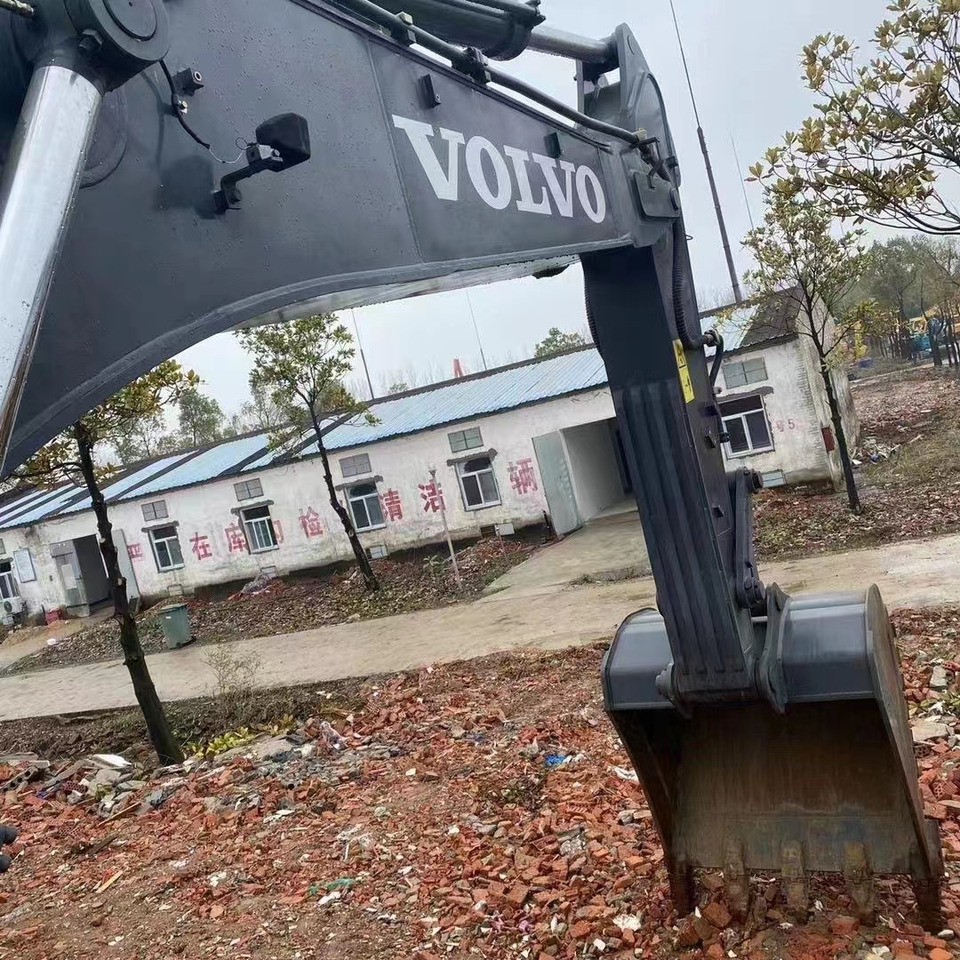 VOLVO EC380 - Lánctalpas kotró: 4 kép. VOLVO EC380 - Lánctalpas kotró: 4 kép.