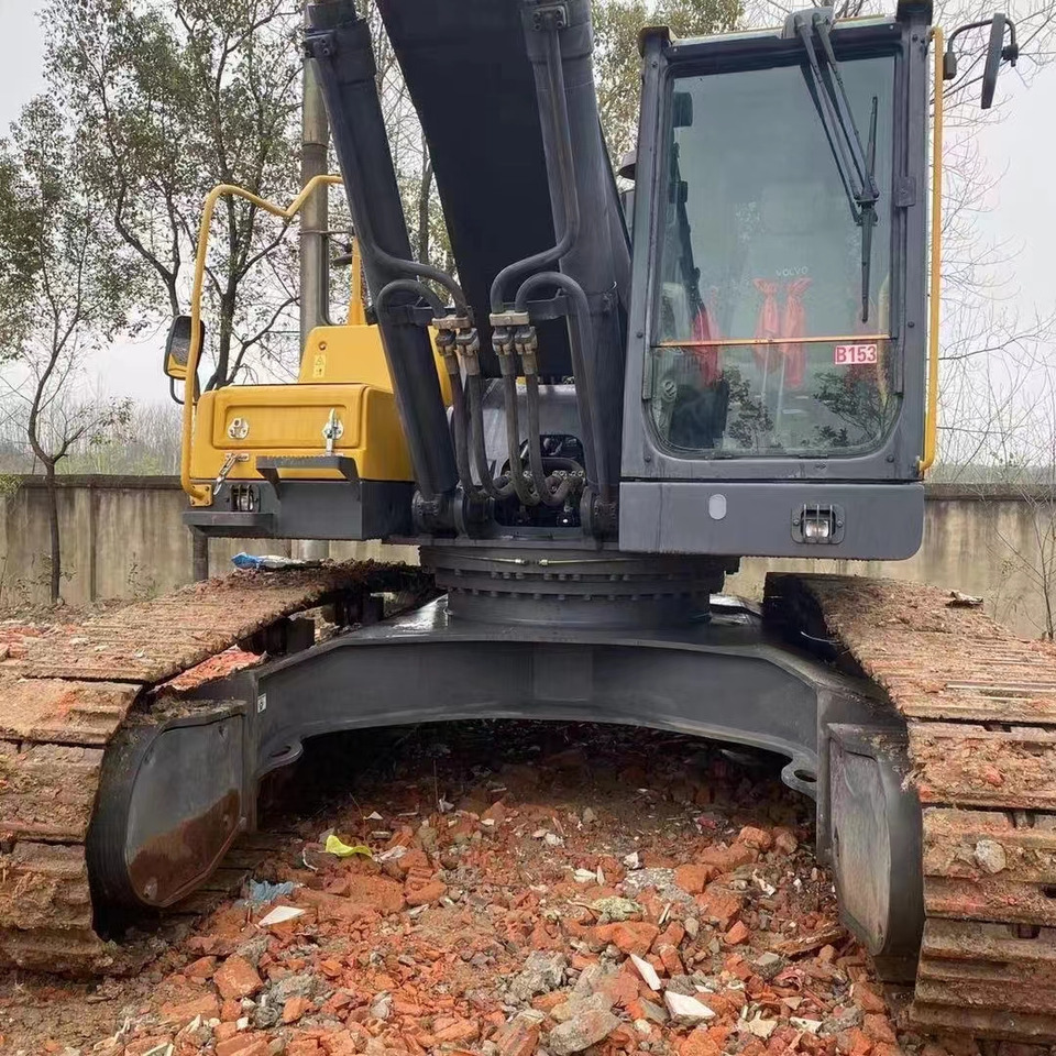 VOLVO EC380 - Lánctalpas kotró: 3 kép. VOLVO EC380 - Lánctalpas kotró: 3 kép.