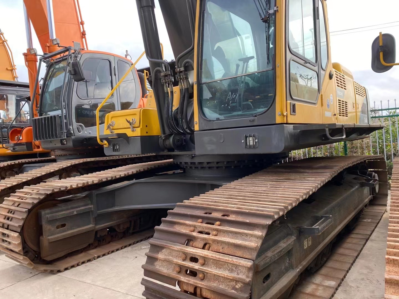 VOLVO EC460 - Lánctalpas kotró: 2 kép. VOLVO EC460 - Lánctalpas kotró: 2 kép.
