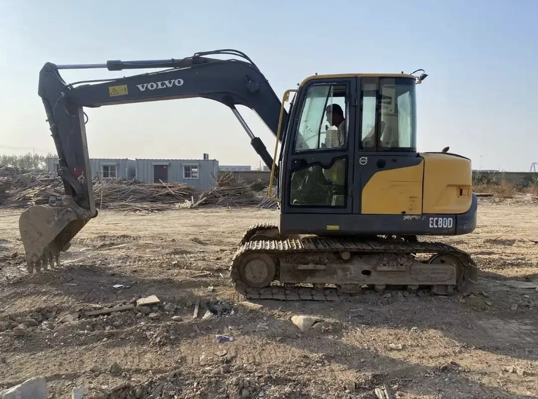 VOLVO EC80D - Lánctalpas kotró: 4 kép. VOLVO EC80D - Lánctalpas kotró: 4 kép.