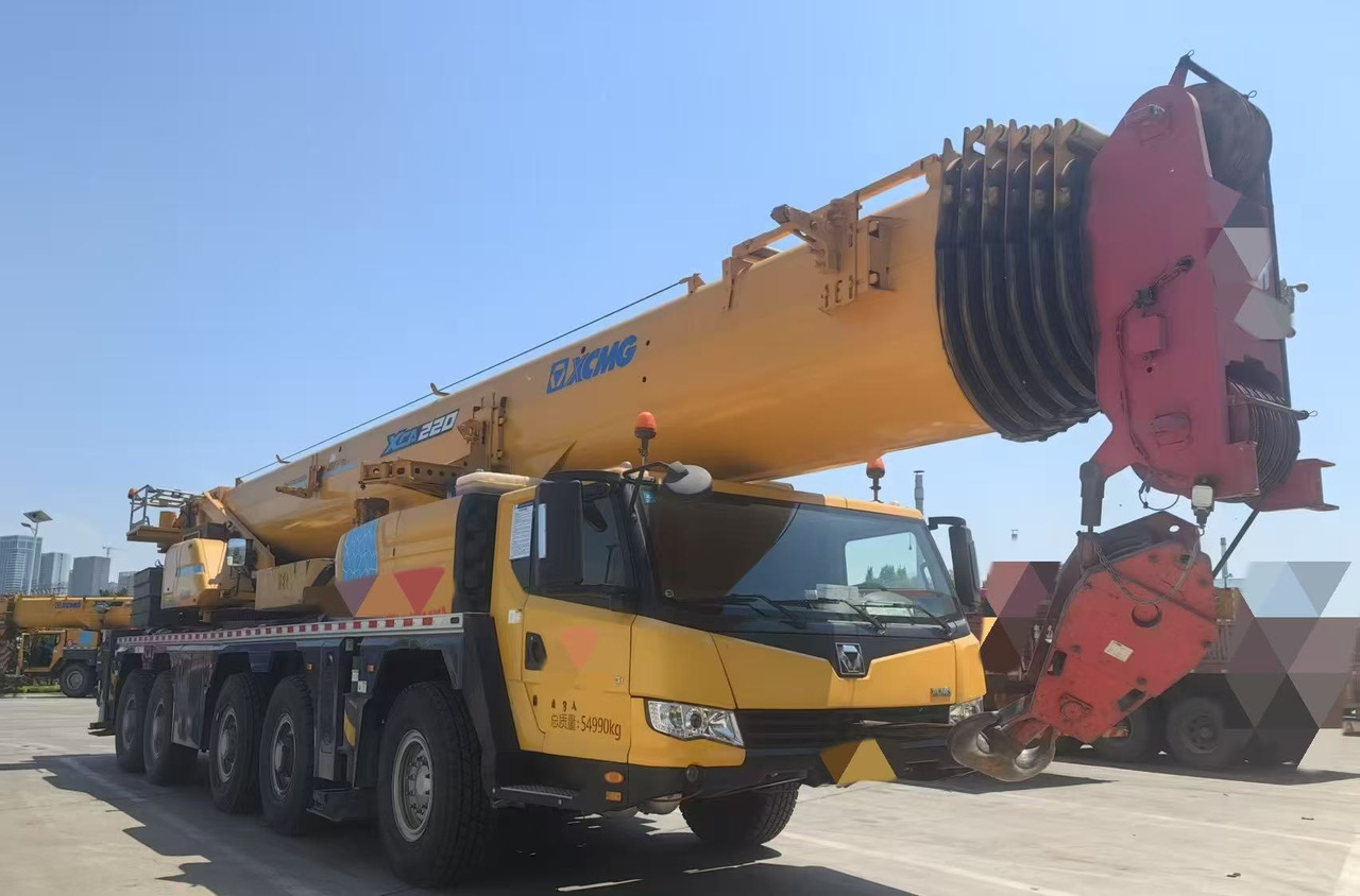 XCMG XCA130L7C - Terepjáró autódaru: 2 kép. XCMG XCA130L7C - Terepjáró autódaru: 2 kép.