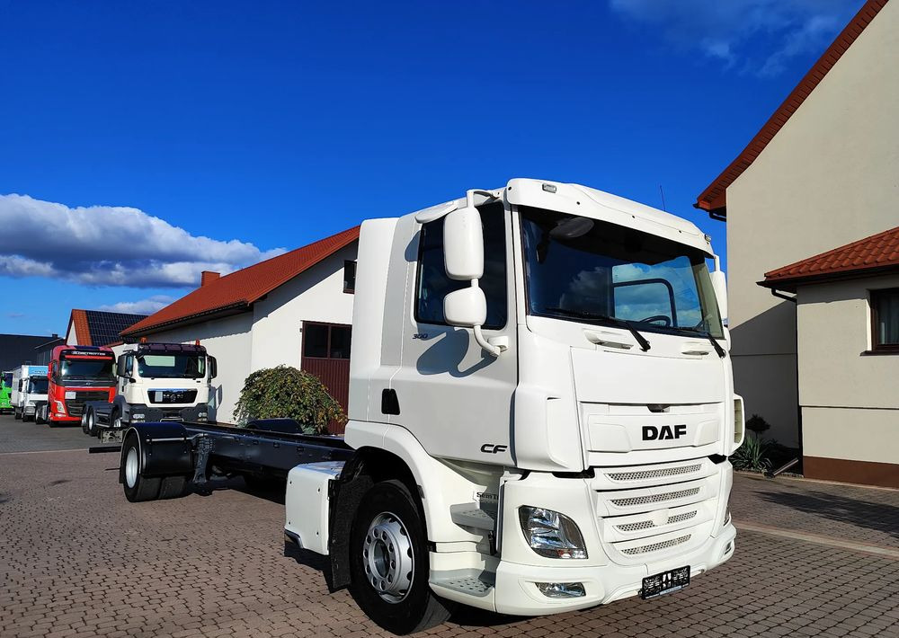 DAF CF 300 4X2 18T EURO 6 SILNIK 11L RAMA DO ZABUDOWY 176 TYS KM - Alvaz teherautó: 3 kép. DAF CF 300 4X2 18T EURO 6 SILNIK 11L RAMA DO ZABUDOWY 176 TYS KM - Alvaz teherautó: 3 kép.