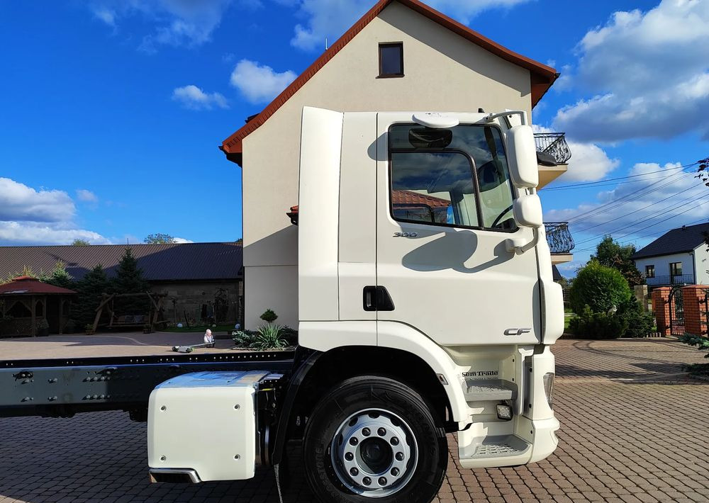 DAF CF 300 4X2 18T EURO 6 SILNIK 11L RAMA DO ZABUDOWY 176 TYS KM - Alvaz teherautó: 4 kép. DAF CF 300 4X2 18T EURO 6 SILNIK 11L RAMA DO ZABUDOWY 176 TYS KM - Alvaz teherautó: 4 kép.
